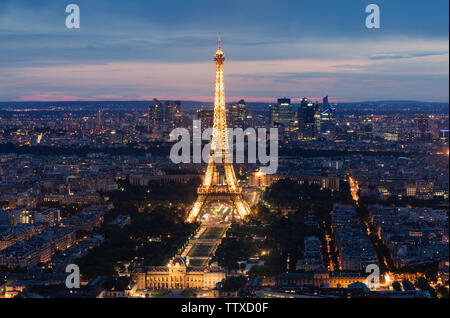 Torre Eiffel, famoso punto di riferimento e meta di viaggio a Parigi in Francia durante la notte in estate Foto Stock