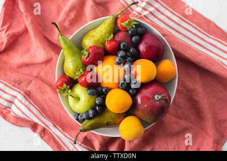 Mix di frutta piastra su uno sfondo luminoso vista superiore Foto Stock