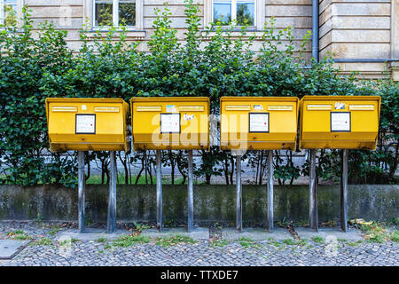 Giallo quattro caselle di posta per l'invio di lettere su un marciapiede in Charlottenburg-Berlin. Foto Stock