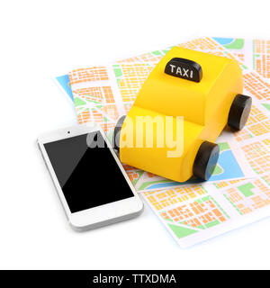 Giocattolo giallo taxi, mappa e smartphone su sfondo bianco Foto Stock