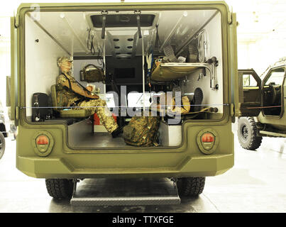 Vista di aprire medica militare veicolo con manichini all'interno Foto Stock