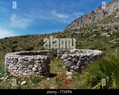 Una delle numerose pietre circolare ricoveri animali trovati sulle piste al di sotto di El Torcal in Andalusia in Spagna su una fine maggio pomeriggio. Foto Stock
