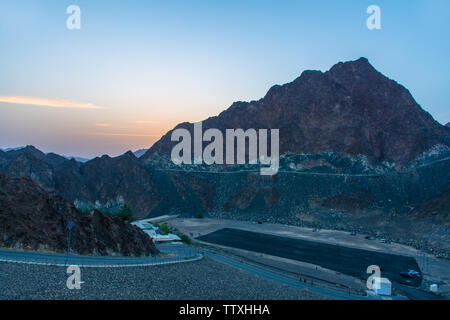 Sunrise colorati sulla sommità di Hatta montagne paesaggio bello immagine presso la diga di hatta Foto Stock