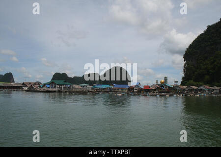 Case a palafitte in un villaggio, Sea Gypsy Village, Phuket, Thailandia Foto Stock