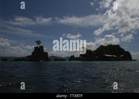 Scogliere nel mare, Phang Nga Bay, Phuket, Thailandia Foto Stock