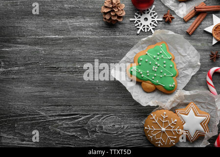 Composizione dei cookie e delle decorazioni di Natale sul tavolo di legno Foto Stock