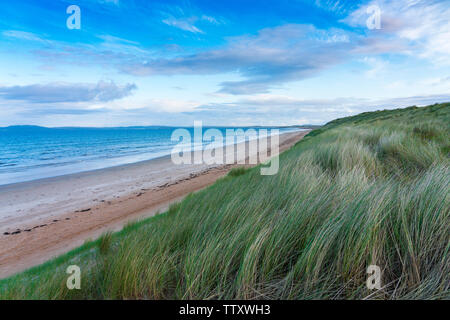 Vista di spiaggia e dune di sabbia a Laggan Bay su Islay nelle Ebridi Interne in Scozia , REGNO UNITO Foto Stock