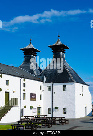 Vista della tradizionale pagode malthouse alla distilleria Ardbeg sull isola di Islay nelle Ebridi Interne della Scozia, Regno Unito Foto Stock