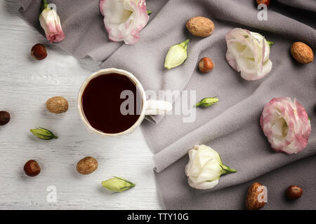 Bella composizione con tazza di caffè e fiori di colore bianco su sfondo di legno Foto Stock