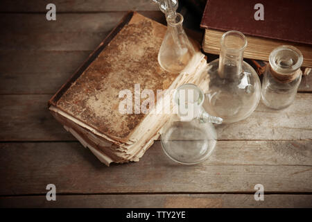 Palloni di vetro e vecchi libri sullo sfondo di legno, primo piano Foto Stock