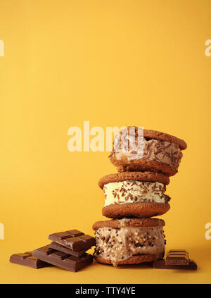 Ice Cream Sandwich cookie su sfondo giallo Foto Stock