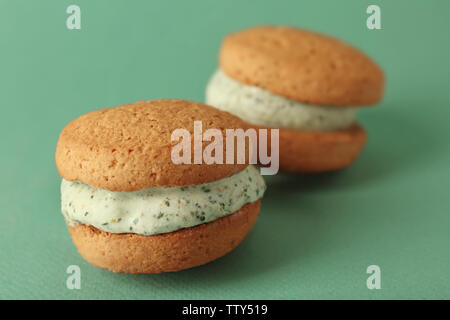 Ice Cream Sandwich cookie su sfondo verde Foto Stock