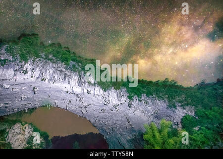 Galaxy su Tiansheng Bridge - Ponte Tiansheng Jiangzhou in città, contea di Fengshan, Guangxi Foto Stock
