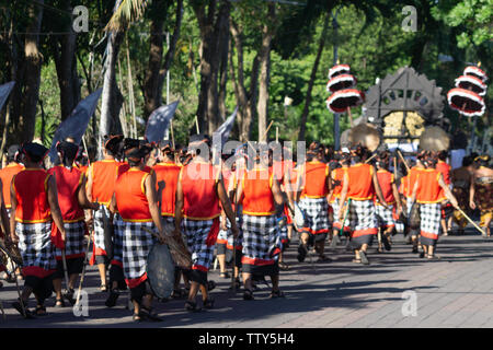 DENPASAR/BALI-Giugno 15 2019: Il Gebug Ende Karangasem ballerini, indossando il costume tradizionale, sono a piedi per il loro turno per eseguire in corrispondenza della apertura di th Foto Stock