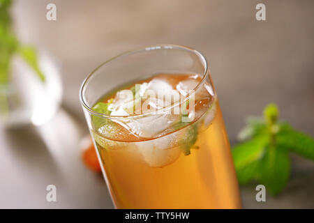 Uva freddo cocktail su sfondo grigio Foto Stock