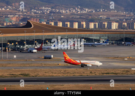 Un Xiangpeng Airlines 737 - 700 attraversa la trafficata Changshui Kunming International Airport. Foto Stock