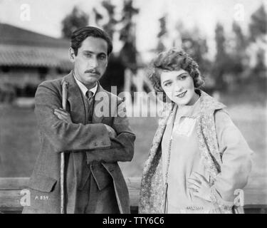 MARY PICKFORD con il suo nuovo direttore Josef von Sternberg 1924 a Pickford - Fairbanks Studios di Hollywood Foto di K.O. Fotografo RAHMN Mary Pickford Co. Foto Stock