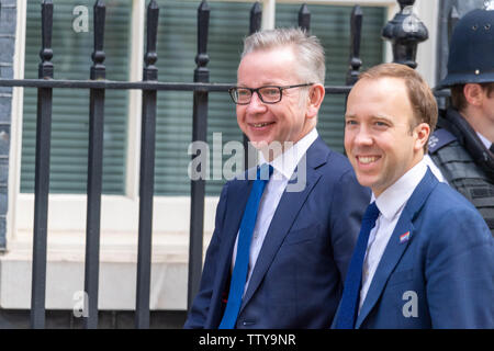 Londra, Regno Unito. Il 18 giugno, 2019. Michael Gove, MP PC, ambiente Segretario (sinistra) e Matt Hancock, MP PC, Segretaria di salute arriva in una riunione del gabinetto a 10 Downing Street, Londra Credito: Ian Davidson/Alamy Live News Foto Stock