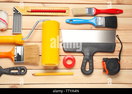 Piano di composizione dei laici di decoratore e casa di ristrutturazione gli strumenti su sfondo di legno Foto Stock