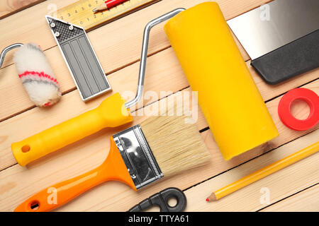 Piano di composizione dei laici di decoratore e casa di ristrutturazione gli strumenti su sfondo di legno Foto Stock