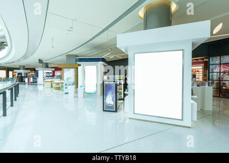 Tabellone vuoto nel corridoio del moderno centro commerciale per lo shopping Foto Stock