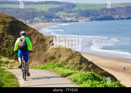 Escursioni in bicicletta su North Yorkshire costa tra Whitby e Sandsend Foto Stock