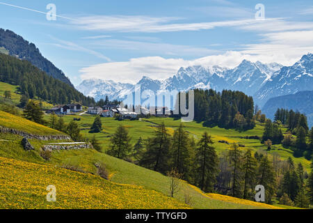 Round lontano guarda la Svizzera Foto Stock