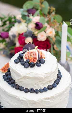 Delicato bouquet di nozze con crema di borgogna le rose rosa e feverweed, primo piano Foto Stock