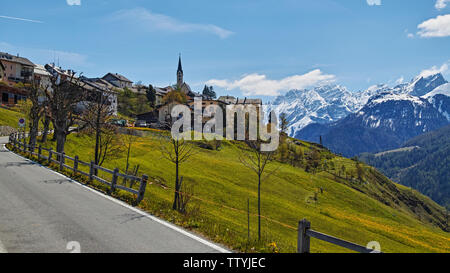 Round lontano guarda la Svizzera Foto Stock