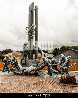 I Vigili del Fuoco di Chernobyl: Amonument. L'incidente nucleare si è verificata durante la sera del 26 aprile, 1986. Nulla di simile era mai accaduto prima. Cosa si può fare allora? I Vigili del fuoco sono stati inviati a trattare con gli sconosciuti e entro pochi giorni erano tutti morti. Radiazione. Questo eloquant e ben mantenuto un monumento è un omaggio al loro coraggio. 22 vite di giovani andati. Il primo di molti. Quelli in carica non sapevo cosa fare, essi erano spaventati di raccontare Gorbaciov. Egli ha scoperto la mattina successiva con una telefonata dal presidente svedese, chiedendo di un radio active cloud provenienti da Ucraina Foto Stock