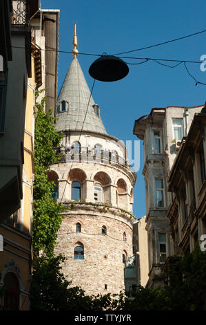 La Torre di Galata nel quartiere di Pera nella parte europea di Istanbul, Turchia. Foto Stock