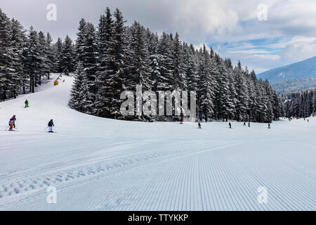 Ski Run in bulgaro località sciistica di Bansko Foto Stock