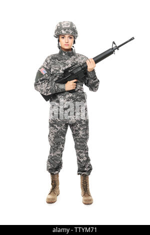 Bella femmina soldato con assault riffle su sfondo bianco Foto Stock