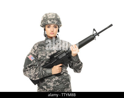 Bella femmina soldato con assault riffle su sfondo bianco Foto Stock