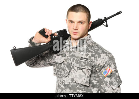 Soldato con assault riffle su sfondo bianco Foto Stock