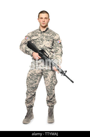 Soldato con assault riffle su sfondo bianco Foto Stock