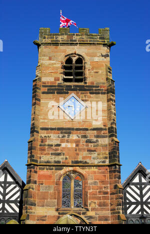 La chiesa cinquecentesca torre di St Oswald, nel villaggio di abbassare Peover, Cheshire, Inghilterra settentrionale Foto Stock