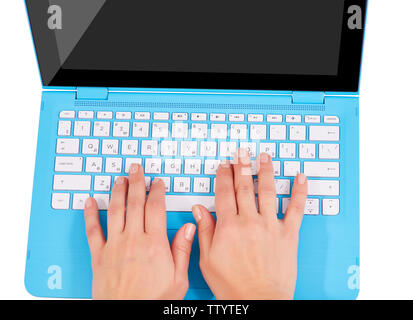 Le mani di una donna la digitazione del testo su una tastiera su di una tastiera di notebook in colore blu vista superiore Foto Stock