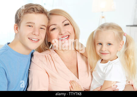 Bambini carino con la nonna nel soggiorno Foto Stock