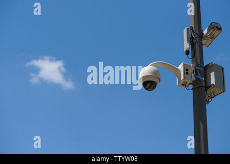 Telecamere TVCC montata su palo su sky spazio di copia Foto Stock