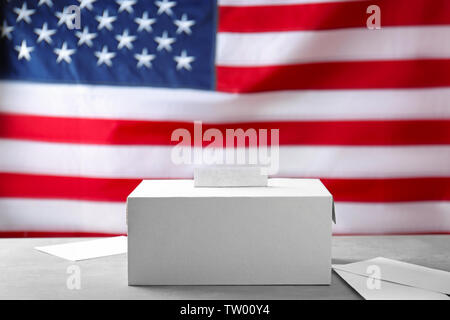 Urne e buste su USA bandiera nazionale sullo sfondo Foto Stock
