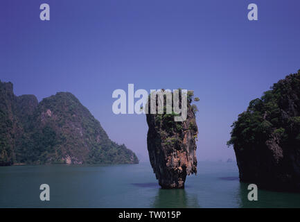 Scogliera nel mare, James Bond Island, Phang Nga Bay, Phuket, Thailandia Foto Stock