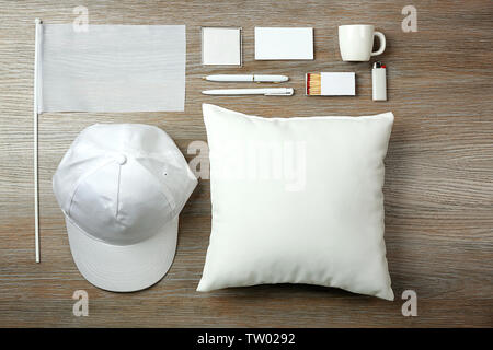 Set di vuoto per gli elementi di branding su sfondo di legno Foto Stock
