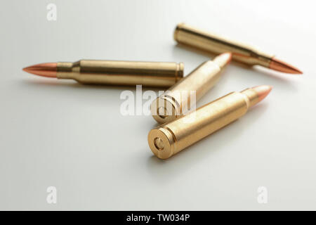 I proiettili di fucile su sfondo bianco Foto Stock