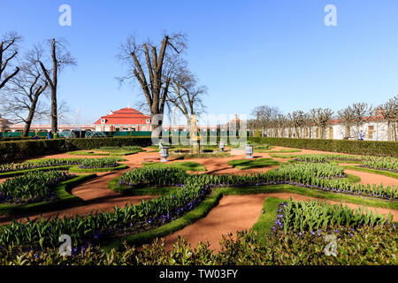 Kolokol e fontane Snop vicino Palazzo Monplaisir nel giardino inferiore di Peterhof Foto Stock