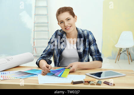 Giovani femmine decorator scegliere i colori per il nuovo flat Foto Stock