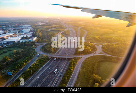 Una vista della M25 da un atterraggio gli aeromobili in avvicinamento all'aeroporto di Heathrow che mostra Horton rotatoria stradale e per l'aeroporto MODO UN3113 e campi circostanti. Piani di Heathrow Airport progetto di espansione è stato recentemente rivelato con piani per modificare alcune parti della M25 e le aree circostanti l'aeroporto. Foto Stock