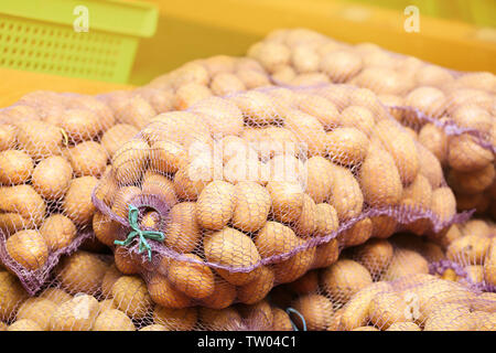 I sacchi con patate nel mercato Foto Stock