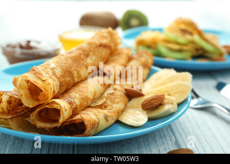 Gustose frittelle di banane e mandorle sulla piastra blu, primo piano Foto Stock