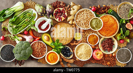 Coloratissima serie di Sano frutta e verdura con prodotti freschi, essiccati Legumi, cereali e sementi e un assortimento di erbe e spezie in un panorama banner Foto Stock